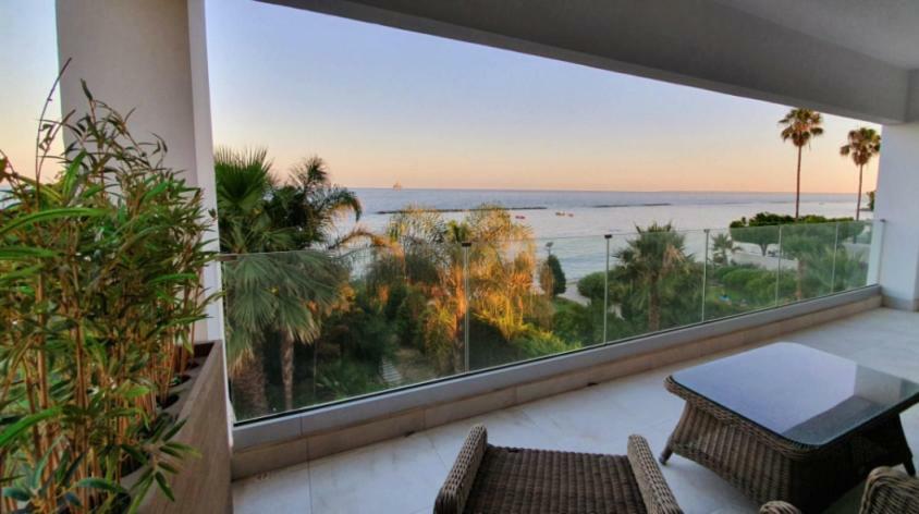 Pegasus Beach Front Apartamento Limassol Exterior foto